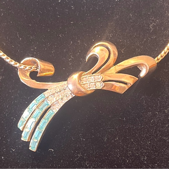 VintageElegant Gold Tone Choker Necklace with Teal Baguettes and Crystal Accents - Picture 3 of 9